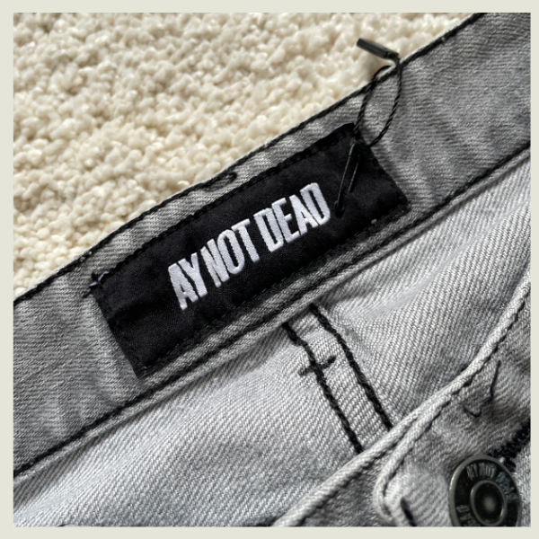 Pantalones AY NOT DEAD