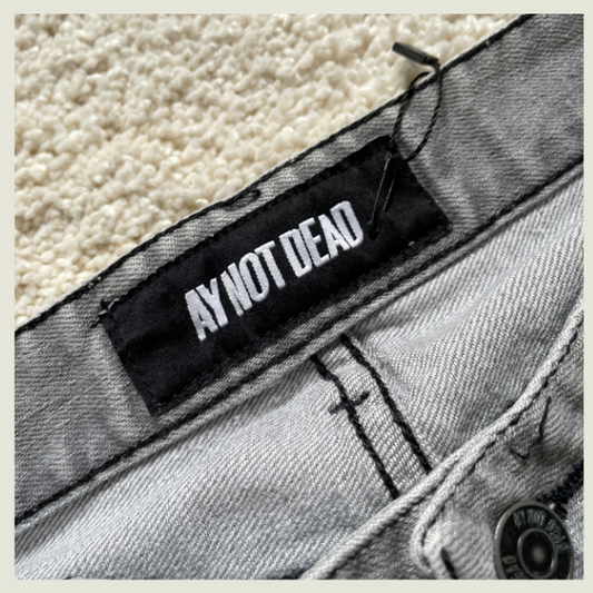 Pantalones AY NOT DEAD